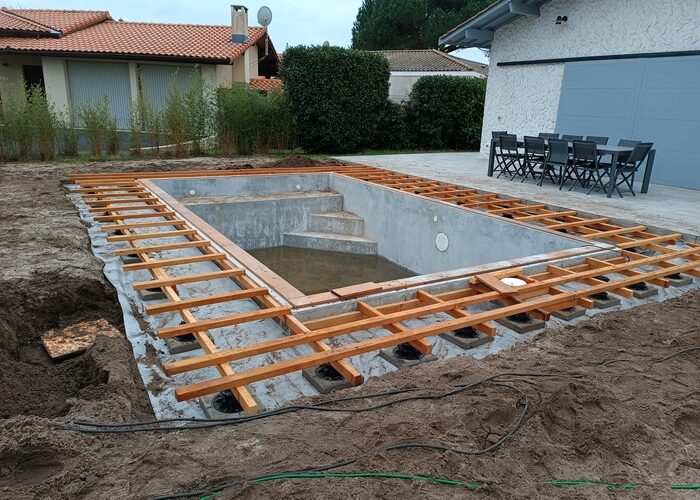 Terrasse bois exotique autour d'une piscine Andernos les bains 2