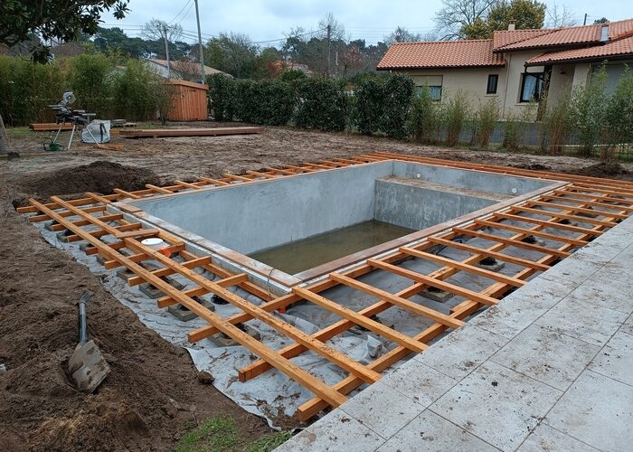 Terrasse bois exotique autour d'une piscine Andernos les bains 3