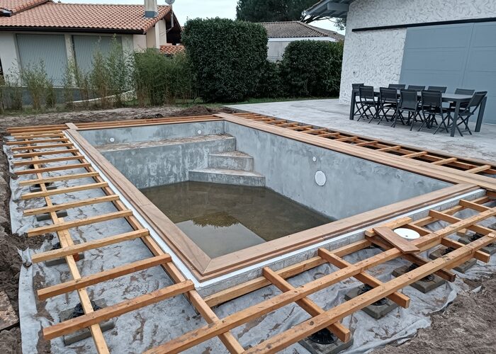 Terrasse bois exotique autour d'une piscine Andernos les bains 4