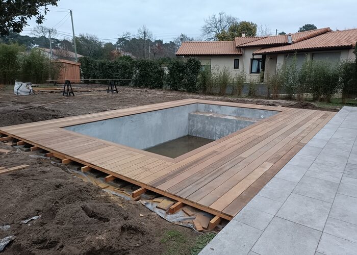 Terrasse bois exotique autour d'une piscine Andernos les bains 5