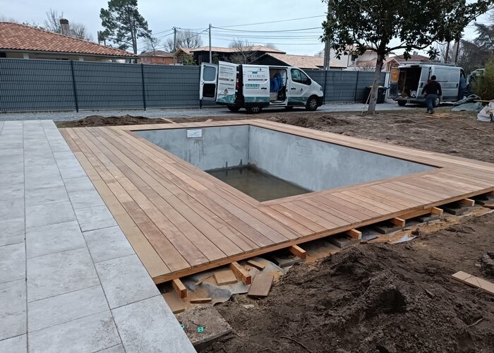 Terrasse bois exotique autour d'une piscine Andernos les bains 7