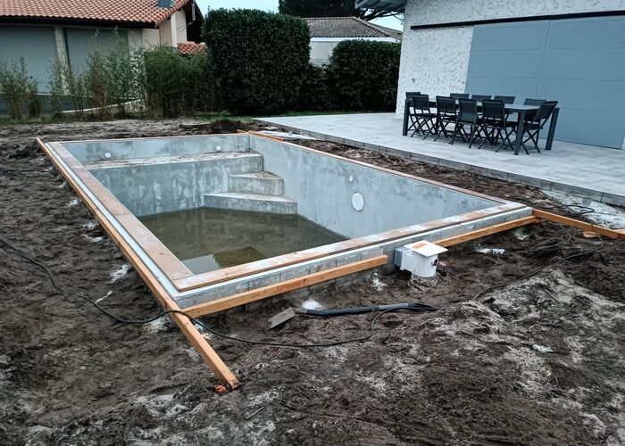 Terrasse bois exotique autour d'une piscine Andernos les bains