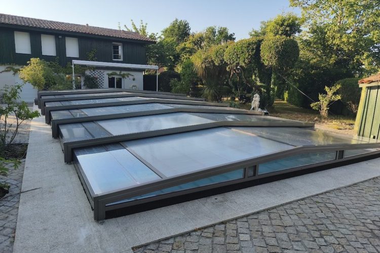 Abri extra bas pour sécuriser cette piscine de 12x6 au Porge 1
