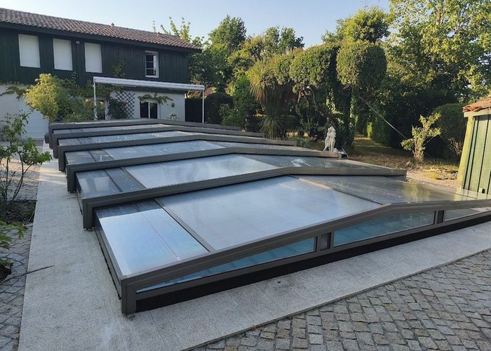 Abri extra bas pour sécuriser cette piscine de 12x6 au Porge 1 bis