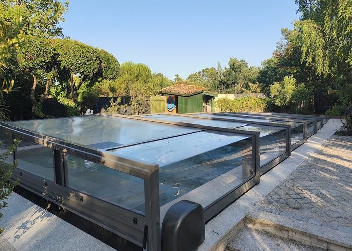 Abri extra bas pour sécuriser cette piscine de 12x6 au Porge 2