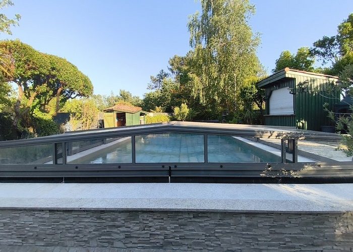 Abri extra bas pour sécuriser cette piscine de 12x6 au Porge