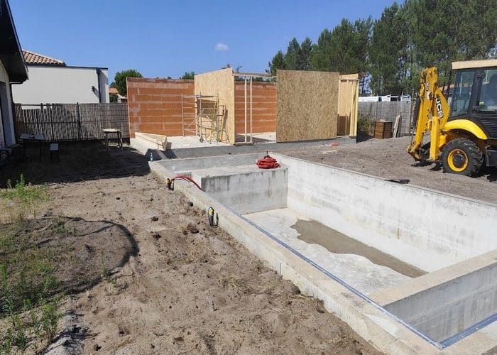 Création d'une extension en bois de 60m2 avec charpente bois couverture tuiles et menuiserie en aluminium 6