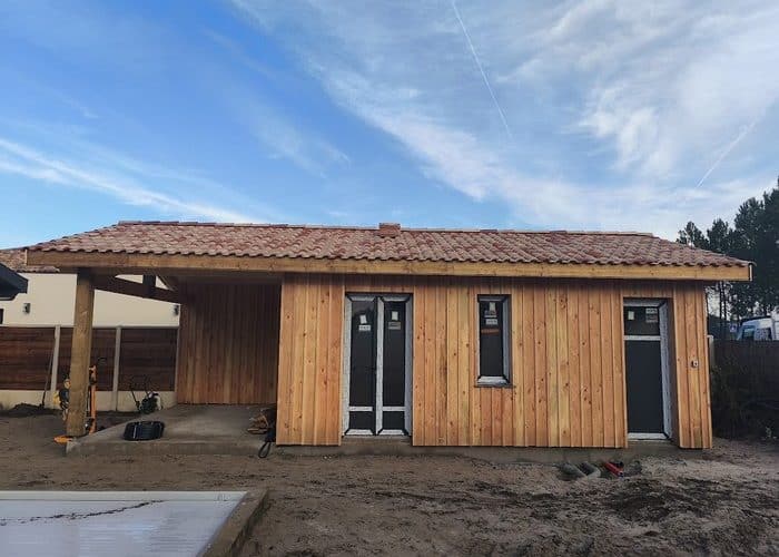 Création d'une extension en bois de 60m2 avec charpente bois couverture tuiles et menuiserie en aluminium