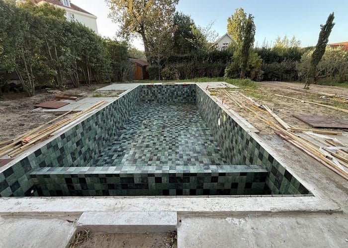 Création piscine traditionnelle carrelée 11x5 Arcachon avec volet immergé sous plage 3
