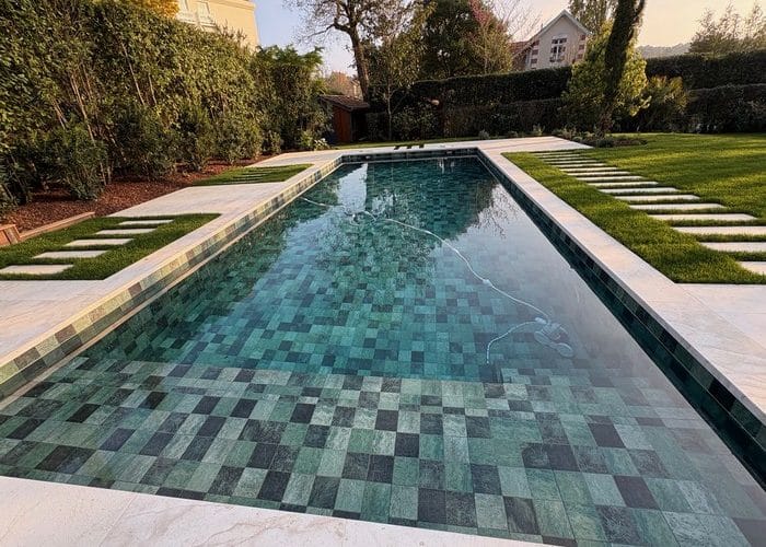 Création piscine traditionnelle carrelée 11x5 Arcachon avec volet immergé sous plage 4