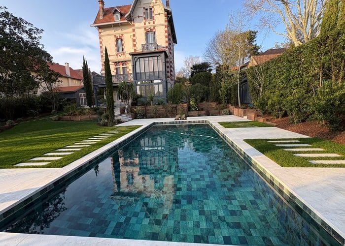 Création piscine traditionnelle carrelée 11x5 Arcachon avec volet immergé sous plage 5