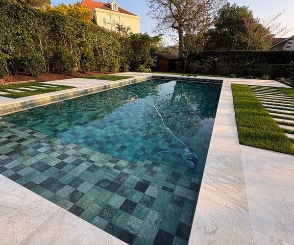 Création piscine traditionnelle carrelée 11x5 Arcachon avec volet immergé sous plage 6