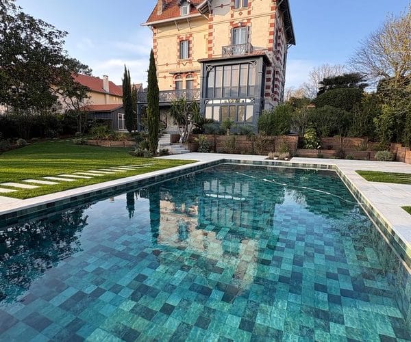 Création piscine traditionnelle carrelée 11x5 Arcachon avec volet immergé sous plage 7