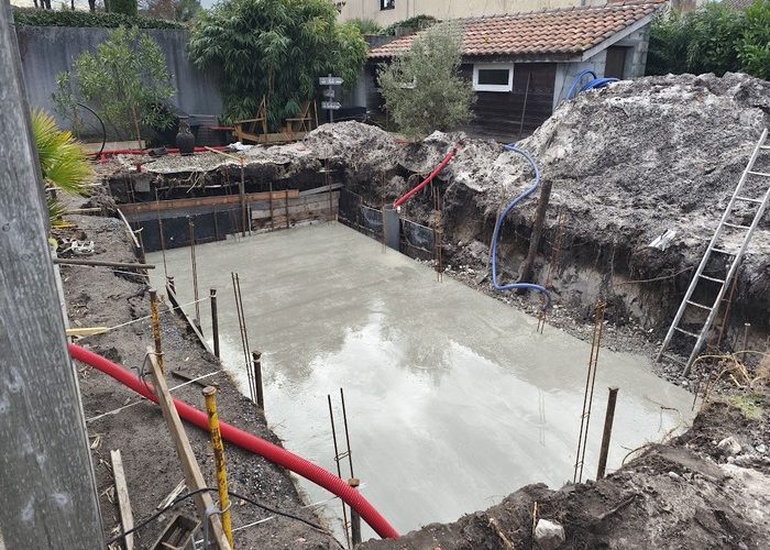 Création piscine traditionnelle maçonnée de 7.5 x 3.5 membrane armée à Andernos les bains 7