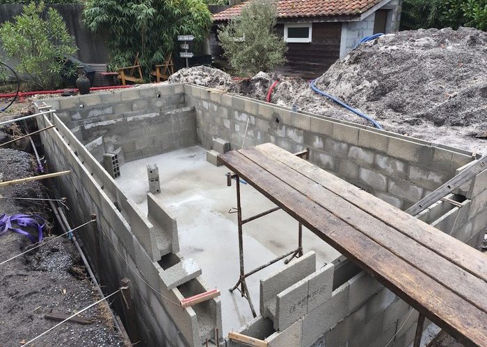 Création piscine traditionnelle maçonnée de 7.5 x 3.5 membrane armée à Andernos les bains 8