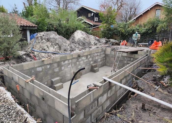 Création piscine traditionnelle maçonnée de 7.5 x 3.5 membrane armée à Andernos les bains 9