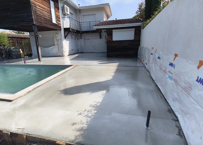 Création terrasse bois exotique et terrasse en dalle gré cérame sur plots à Andernos les bains