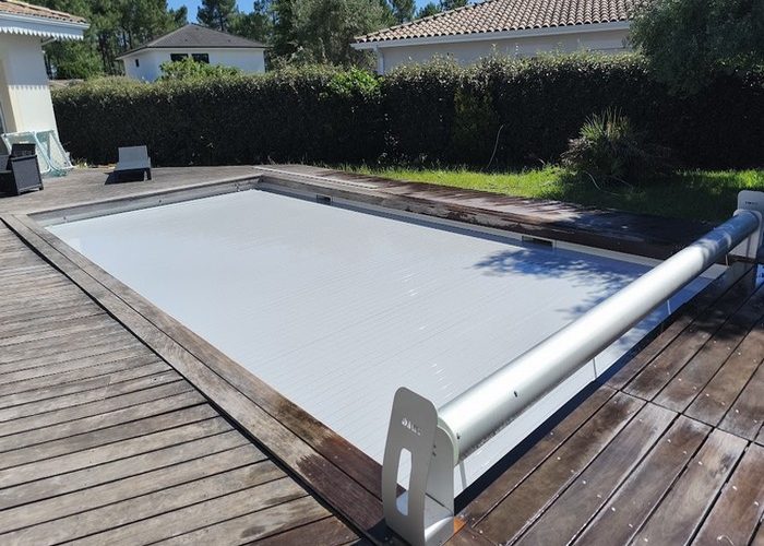 Installation d'un volet automatique de sécurité hors sol piscine 9x4 à Andernos les bains 2