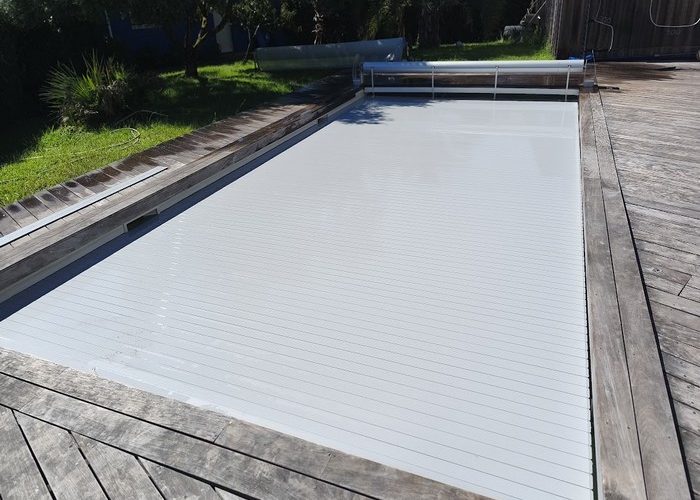 Installation d'un volet automatique de sécurité hors sol piscine 9x4 à Andernos les bains
