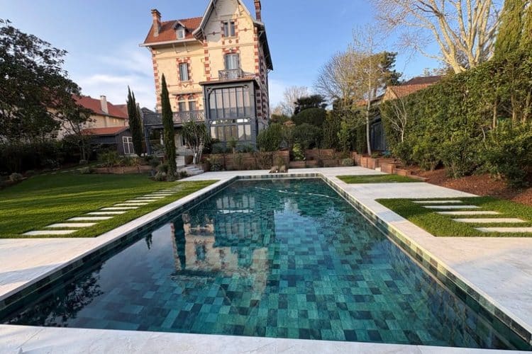 Piscine traditionnelle maçonnée carrelée de 11x5 à Arcachon