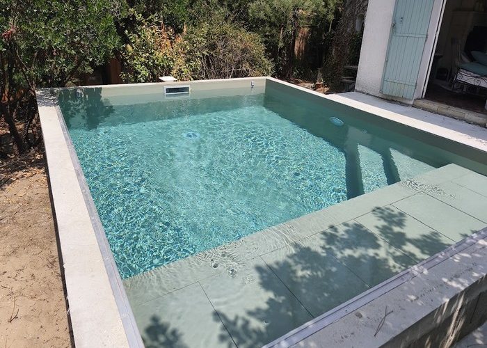 Piscine traditionnelle maçonnée menbrane armée avec volet immergé sous plage Piraillan Cap Ferret 3