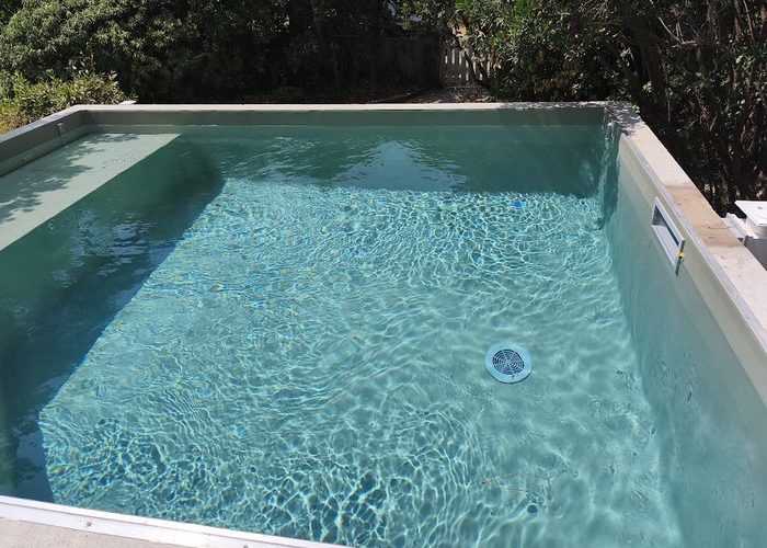 Piscine traditionnelle maçonnée menbrane armée avec volet immergé sous plage Piraillan Cap Ferret 5