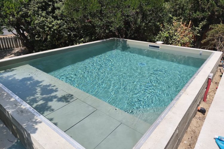 Piscine traditionnelle maçonnée menbrane armée avec volet immergé sous plage Piraillan Cap Ferret 7