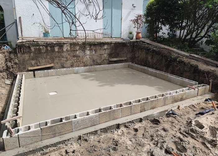 Piscine traditionnelle maçonnée menbrane armée avec volet immergé sous plage Piraillan Cap Ferret
