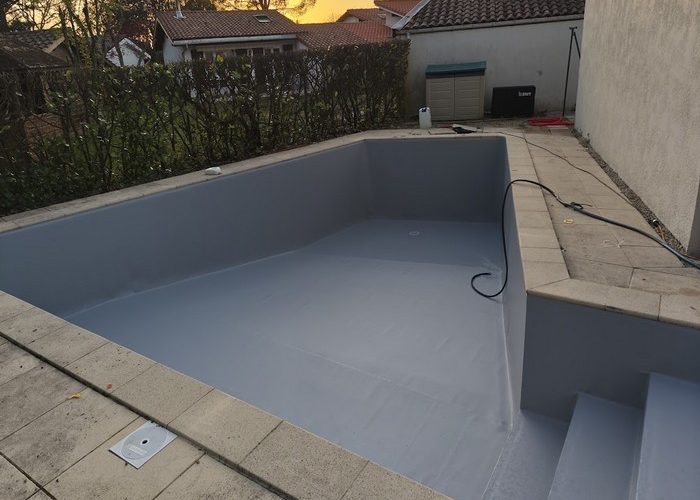 Pose membrane armée Délifol 150.100 piscine forme libre à Andernos les bains 3