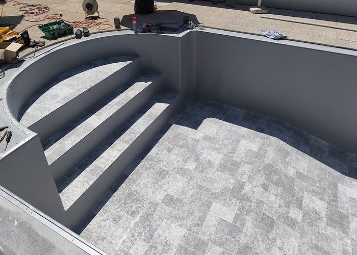 Pose membrane armée piscine de 8m x 4m avec escalier roman à Lège Cap Ferret 2