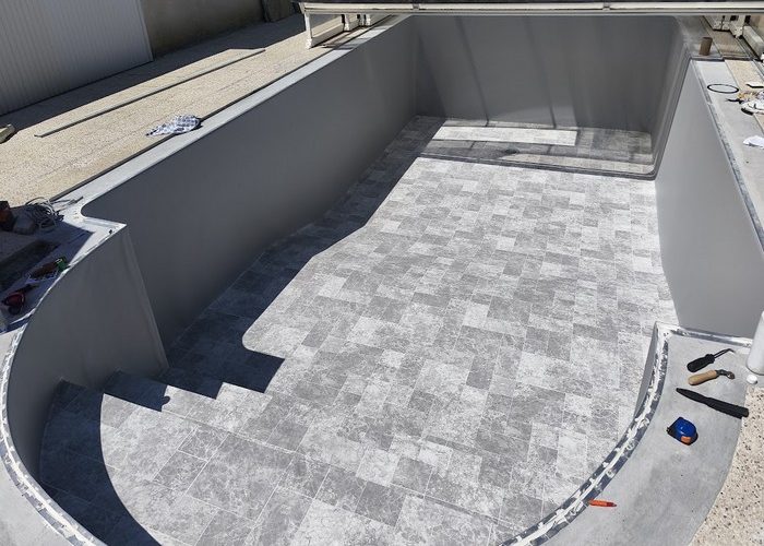 Pose membrane armée piscine de 8m x 4m avec escalier roman à Lège Cap Ferret