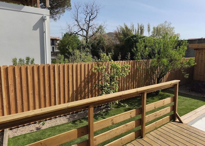 Réalisation d'une clôture avec poteaux béton et habillage volige Douglas 10