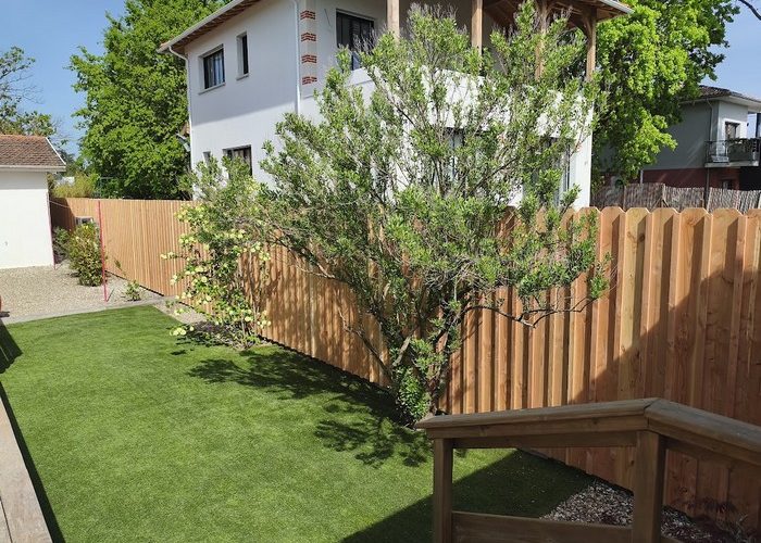 Réalisation d'une clôture avec poteaux béton et habillage volige Douglas 11