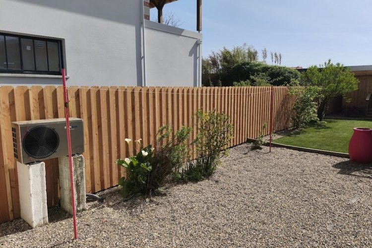 Réalisation d'une clôture avec poteaux béton et habillage volige Douglas 12