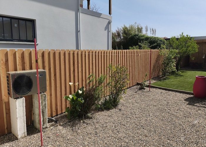 Réalisation d'une clôture avec poteaux béton et habillage volige Douglas 12 bis