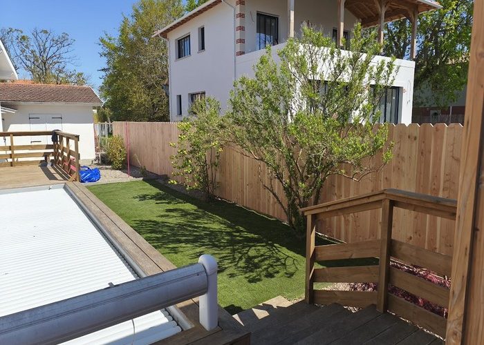 Réalisation d'une clôture avec poteaux béton et habillage volige Douglas 4