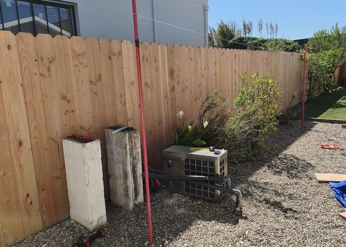 Réalisation d'une clôture avec poteaux béton et habillage volige Douglas 6