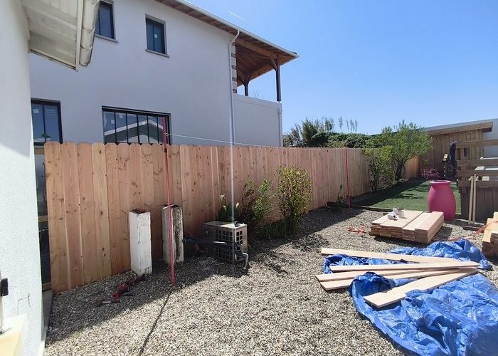 Réalisation d'une clôture avec poteaux béton et habillage volige Douglas 7
