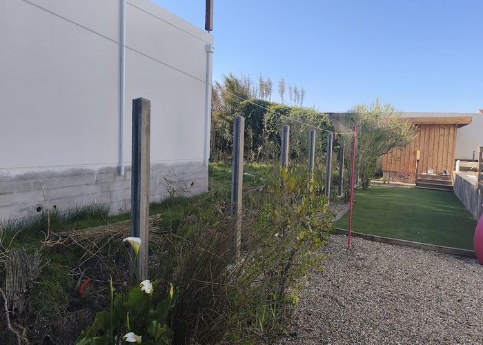 Réalisation d'une clôture avec poteaux béton et habillage volige Douglas
