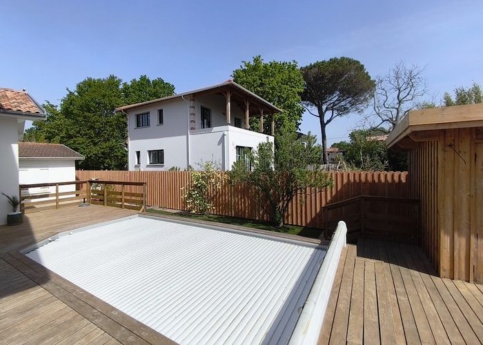 Réalisation d'une clôture avec poteaux béton et habillage volige Douglas 9