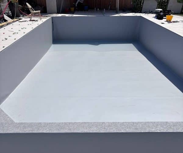 Rénovation d'une piscine traditionnelle à Gujan Mestras membrane armée, skimmers, tuyauteries et machinerie 3