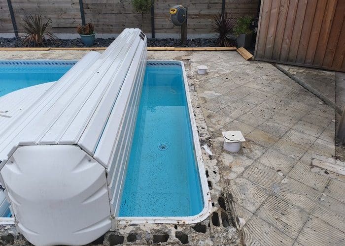 Rénovation d'une piscine traditionnelle à Gujan Mestras membrane armée, skimmers, tuyauteries et machinerie