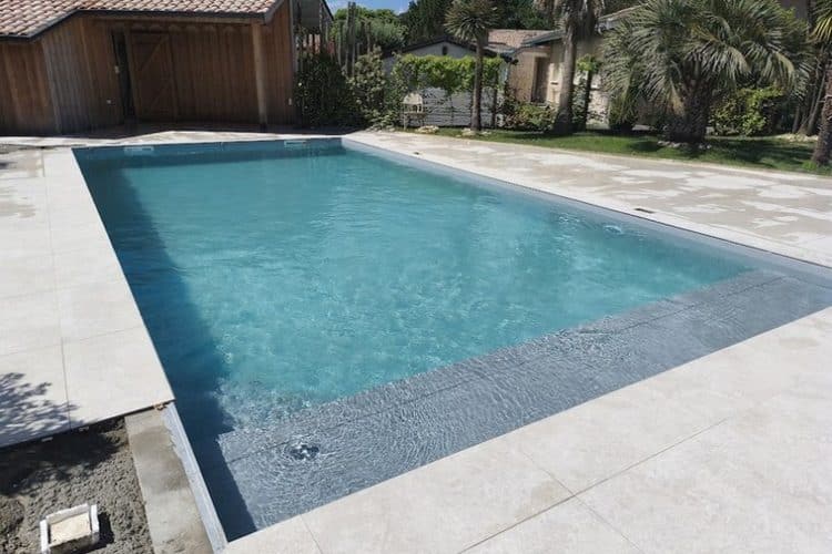 Rénovation d'une piscine traditionnelle à Gujan Mestras membrane armée, skimmers, tuyauteries et machinerie premiere
