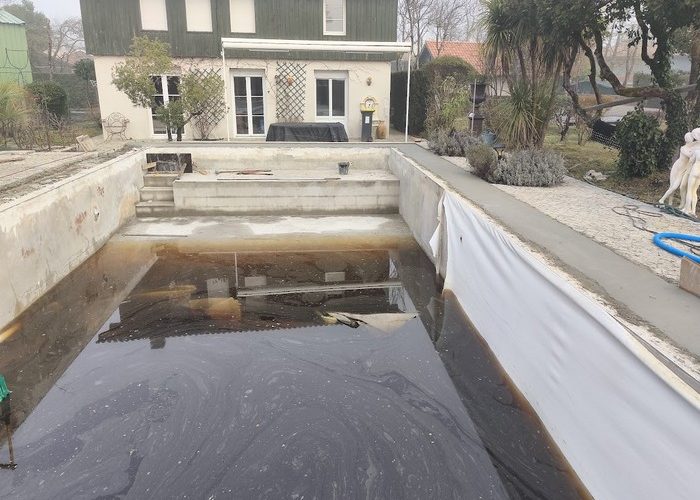 Rénovation piscine création escalier plage intérieur et membrane armée au Porge 1