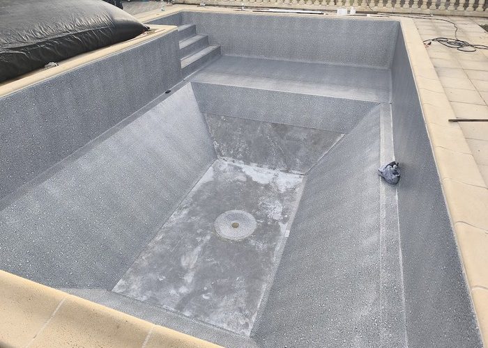 Rénovation piscine pose d'une membrane armée Delifol decor à Andernos les bains 3