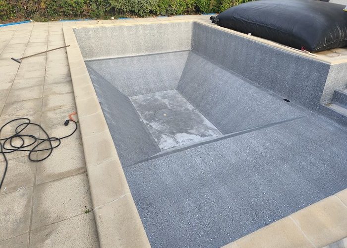 Rénovation piscine pose d'une membrane armée Delifol decor à Andernos les bains 4