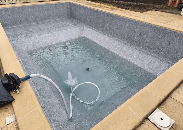 Rénovation piscine pose d'une membrane armée Delifol decor à Andernos les bains 6