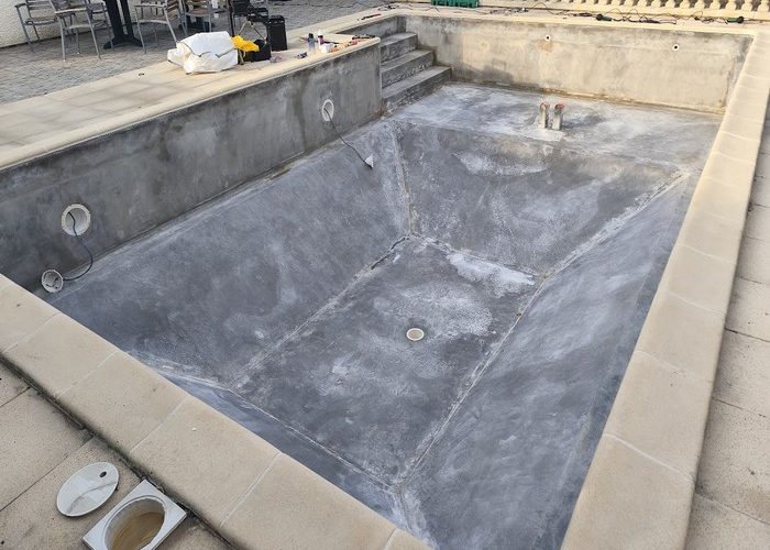 Rénovation piscine pose d'une membrane armée Delifol decor à Andernos les bains