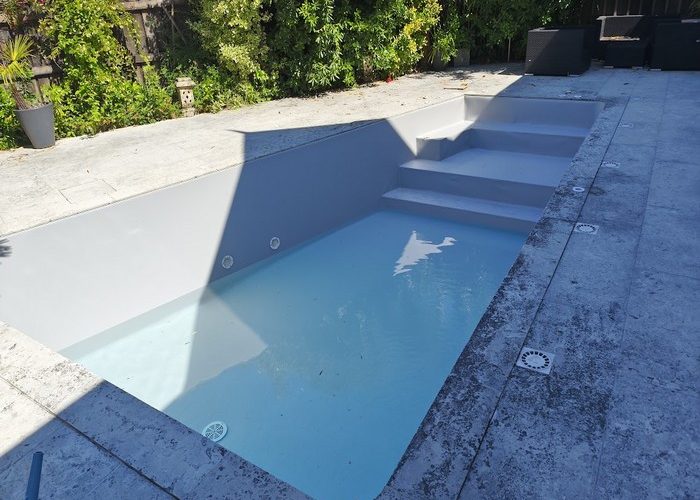 Rénovation piscine pose membrane armée Delifol 150.100 gris béton 2
