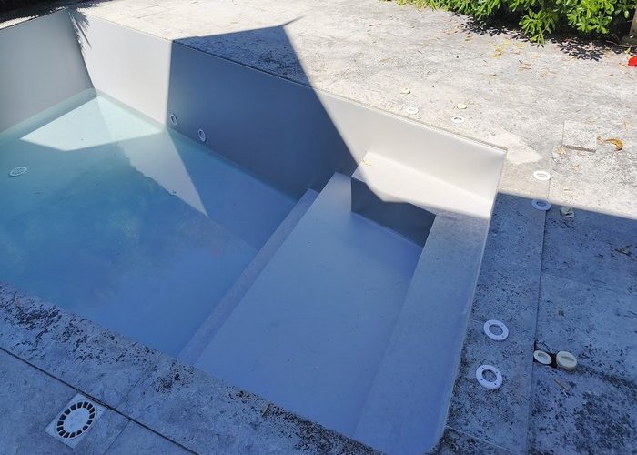 Rénovation piscine pose membrane armée Delifol 150.100 gris béton 3
